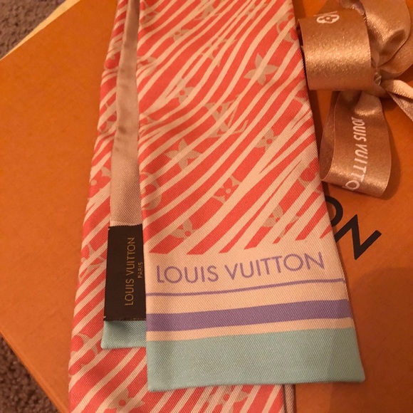 100% Authentic Louis Vuitton Alamzing silk scarf - Picture 4 of 4